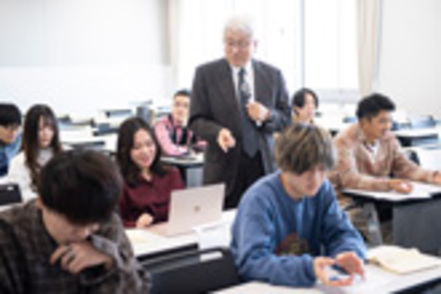 亜細亜大学 経済学の基礎から応用までしっかり学び、必修のゼミナールでさらに理解を深めます。