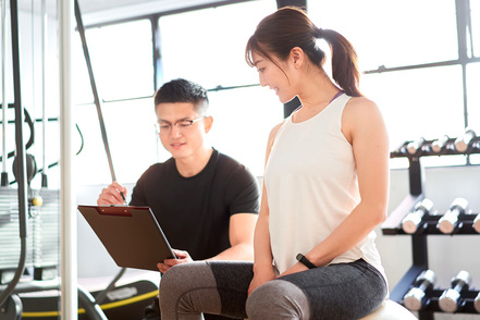 亜細亜大学 「スポーツパフォーマンス領域」では、生理学やバイオメカニクス、コーチングやトレーニング理論など幅広い知識を修得します。