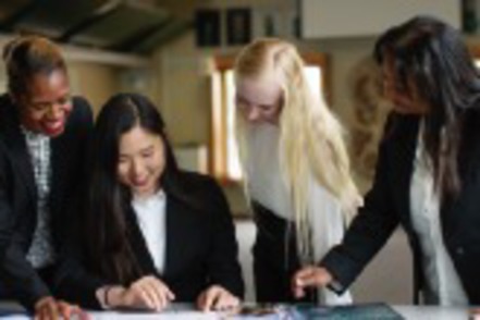 亜細亜大学 留学を通じ、ビジネスの現場で役立つ語学力と国際感覚を身につけます。