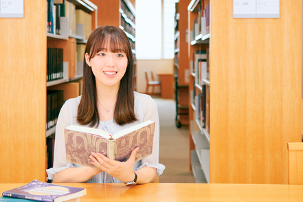 和洋女子大学 ●日本文学文化学科／3年次からは専攻ごとに分かれて、専門性を深めます