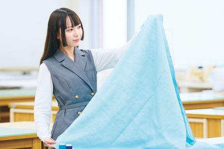 和洋女子大学 ●生活環境学科 服飾造形コース／学生たちによる服飾の学びの集大成「卒業制作ショー」を毎年、開催します