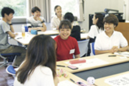 東京経済大学 社会人の1日に密着し観察する「ジョブシャドウイング」を通し、働くことに対し具体的なイメージを抱けるようになります