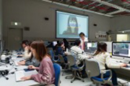 東京経済大学 制作系ゼミでは最新の機器を使用し一人ひとりに丁寧な指導を行います