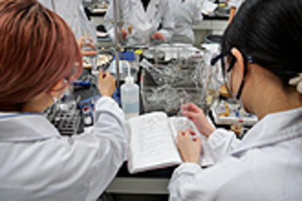 東京薬科大学 実験を通して生命現象の面白さや奥深さを学び、修得していきます