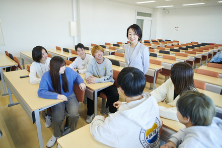 多摩大学 少人数教育だからこそ、先生との距離も学生同士の距離もとても近い環境です