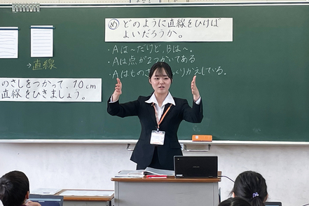 十文字学園女子大学 1年次から近隣の小学校でインターンシップを経験。早期より教育者としての自覚を育てます