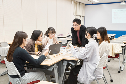 十文字学園女子大学 協働してプロジェクトを遂行する授業が多く、ＰＣでの資料作成といった力も磨かれます