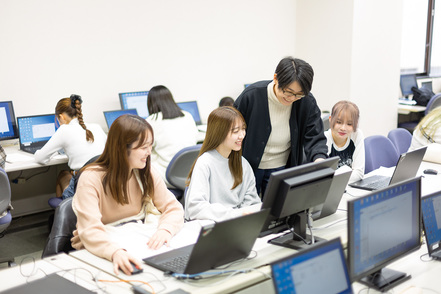 十文字学園女子大学 心理学と傾聴力で対人関係を円滑にしデータ分析力で業務を最適化する。この両輪が仕事の質を向上させます