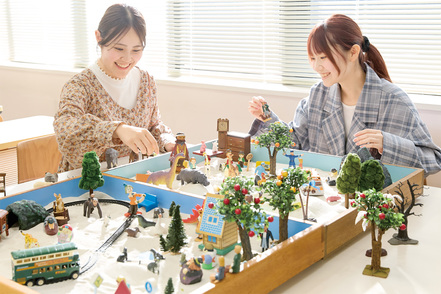十文字学園女子大学 「箱庭療法」など、心理学を実践的に学ぶための施設も充実。経験豊富な講師から実践的に学びます