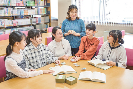 十文字学園女子大学 『源氏物語』の作品に影響を与えた和歌や漢詩、平安時代の文化に目を向け、深く多角的に理解します