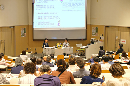 十文字学園女子大学 落語家や狂言師などのプロを招いた特別授業や、劇場に出向く学外授業など、本物に触れる機会が豊富です