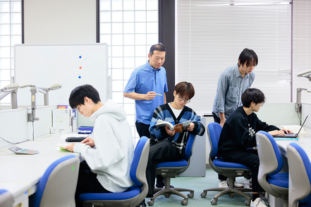 明海大学 経済の第一線で活躍する講師陣による授業で、理論とともに実践も学べます。