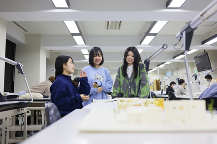 明海大学 法学、経済学、工学など様々な分野を総合的に学べるところが不動産学部の魅力です。