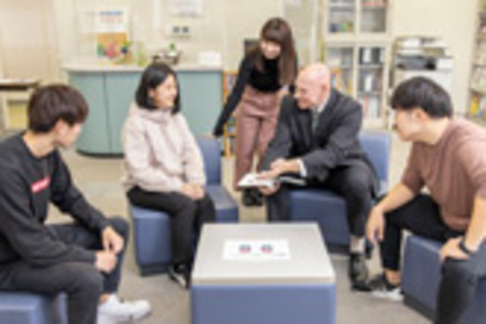 秀明大学 帰国後もさらに英語力を磨き、TOEIC(R) LISTENING AND READING TEST高得点を目指します。