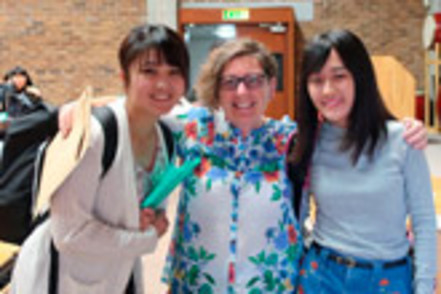 秀明大学 グローバル社会の医療に貢献できる基礎的能力の育成を目指し、3年次必修科目「英国の医療と看護」で3週間イギリスに留学します。