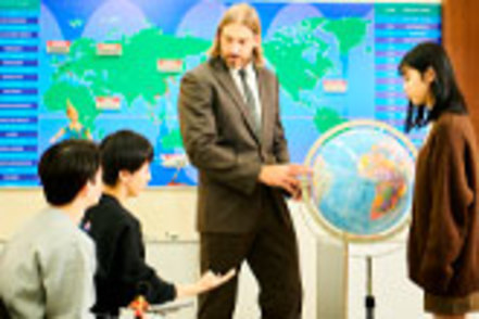 秀明大学 観光ビジネス学部専用の実習室（ワールドルーム）でおもてなしのスキルを学びます。