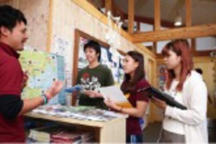 大正大学 地域実習では、各地域の人々と接しながら地域の課題や資源を学習（地創生学科）