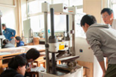 東北工業大学 少人数グループで建築材料の特性を学ぶ