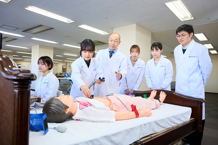 国際医療福祉大学 隣接する関連病院・高木病院（506床）内にある本学の教育施設「福岡シミュレーション医学センター」での実習が大きな魅力