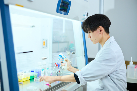 国際医療福祉大学 模擬薬局室や無菌調剤実習室、物理系実習室、生物系実習室、化学系実習室など、5階建の薬学棟には充実した実習環境を整備