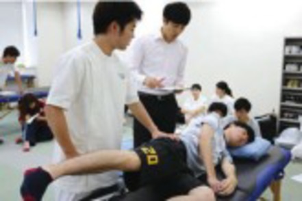 国際医療福祉大学 理学療法学科の授業：理学療法士として必要なスキルを1～3年次合同で学びます