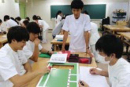 国際医療福祉大学 作業療法学科の授業：写真は上肢（手や腕）機能の障害の程度を検査しています