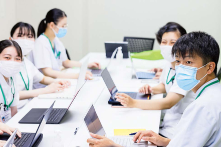 国際医療福祉大学 【関連職種連携教育】学部・学科を横断したチームでの実習でチーム医療を体得。医学部生も加わり、より臨床の実際に即した学びに