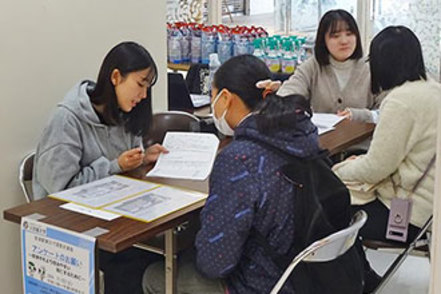 京都橘大学 マーケティング調査をはじめ、企業との協働による消費者心理の研究を行うなど実践の機会も豊富にある