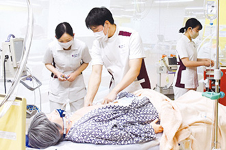 京都橘大学 最新のシミュレーション施設「シミュレーションコモンズ」で、臨床現場をリアルに再現し、臨場感のある演習を実現