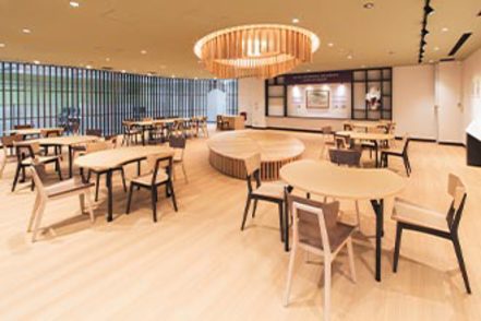 京都橘大学 英語の自学自習に励めるラーニングコモンズを設置。昼食時に教員と英語で会話する機会もある