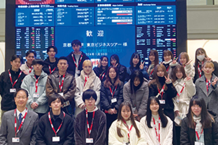 京都橘大学 実社会での学びを得られるインターンシップのほか、半年間の留学やビジネスツアーなど、キャリア形成につながるプログラムが充実