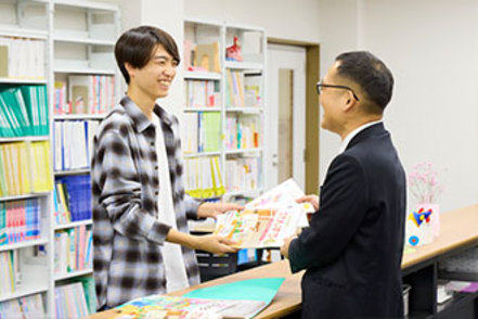 京都橘大学 教職保育職支援センターには、現場経験豊富な教員が常駐。手厚いサポート体制で採用試験の高い合格率を達成しています。