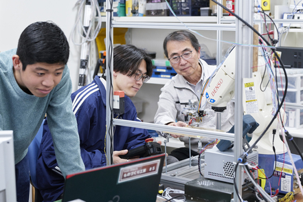 大和大学 発想力と実践力を磨く5専攻融合型カリキュラム。幅広い理工分野の知識・技術を融合して学ぶことができます