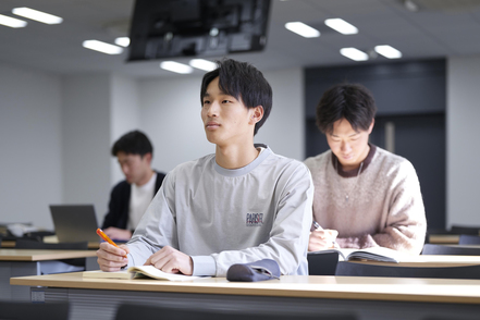 大和大学 1年次は社会学を学ぶために必要な基礎的スキルを身につけ、2年次には4つのコースから学びたいコースを選択し、専門性を高めます