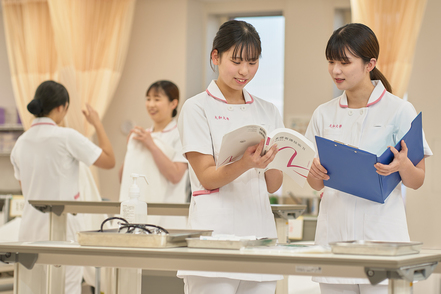 大和大学 豊富な経験を積むために、関西圏の約200の医療機関と連携した、臨地・臨床実習を行います