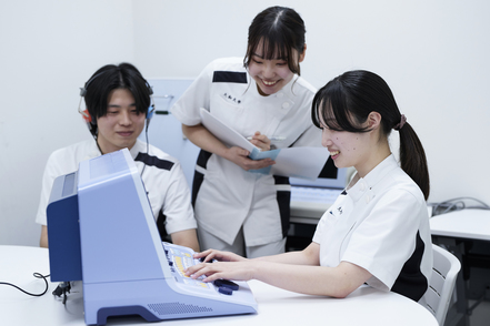 大和大学 実際に現場で使用されている最新の設備を整えた実習室など、新しくきれいな施設で学べます