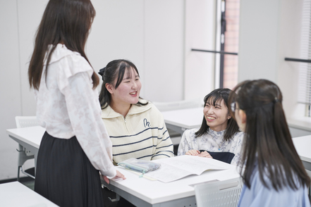 大和大学 全国トップクラスの公立教員採用試験の現役合格率。1年次から対策を行うなど、受験者全員合格をめざし徹底的にサポートします