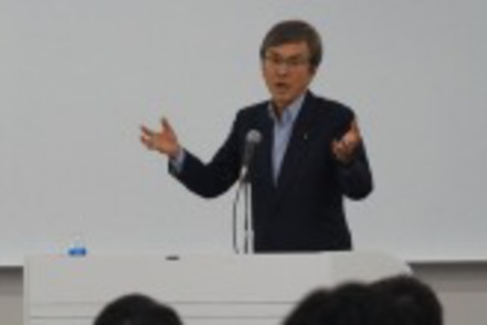 大和大学 トップ企業の経営陣による実学講座や、政財界出身の特任教授による特別講座を学部生全員が受講。実践の現場を学ぶ