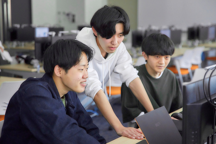 大和大学 世界で活躍する起業家による実学イノベーション講座・ゼミの実施を通じ、経営的な視点で社会や組織の問題点を発見し、解決します