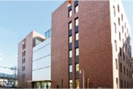 武庫川大学 看護学部の校舎「看護科学館」。臨床の現場に近い環境で多様な変化に柔軟に対応できる設備が整備されています