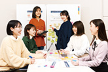 武庫川大学 「社会・メディア専攻」では、情報化社会と暮らしをつなぐ総合型情報コミュニケーターを育成しています