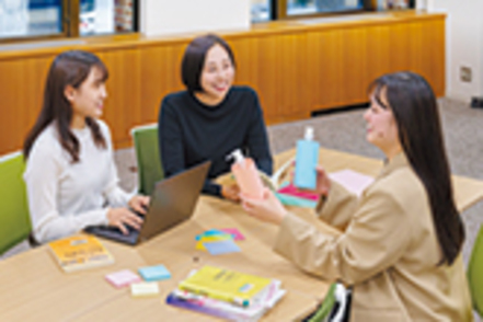 武庫川大学 人の心理と行動を理解し、社会とビジネスに新たな発想を生かすことができる人材を育成する心理学科