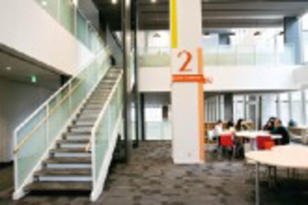 武庫川大学 優れた教員、保育士を養成する拠点となる「学校教育館」には模擬教室や各種実習室を完備