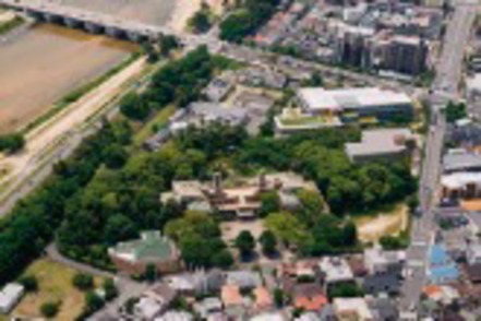 武庫川大学 JR甲子園口駅徒歩10分にある緑豊かな上甲子園キャンパス。歴史的名建築である甲子園会館と新しい建物が調和