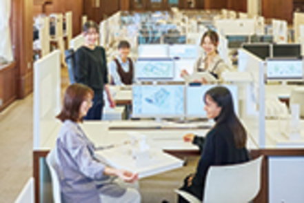 武庫川大学 入学から卒業まで専用で使える畳一帖サイズの製図机と2画面のパソコンを完備したスタジオ
