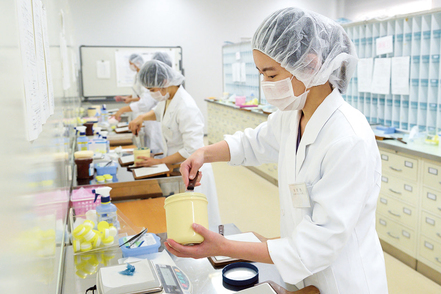 武庫川大学 キャンパスには模擬薬局と調剤室があります。また、有給インターンシップを導入し、目的意識と実践力向上につなげます