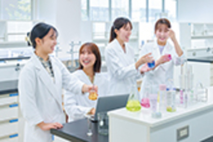 武庫川大学 健康生命薬科学科では化粧品の安全性、有用性や関連法規、化粧品の開発・製造・販売プロセスを修得できます
