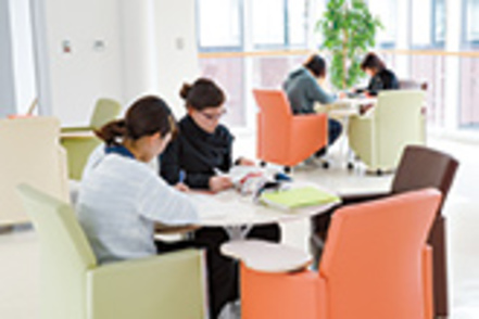 武庫川大学 薬学部のある浜甲子園キャンパスは自然科学を学び、研究するための最良の環境。学生の自習スペースも充実しています