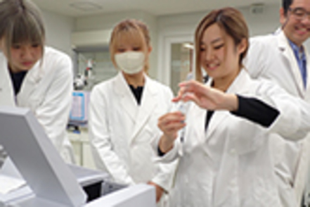 武庫川大学 微生物による汚染物質の分解、自然由来の新素材の探求、動物と都市環境のバランスなど幅広い研究領域を16ある研究室が支えます