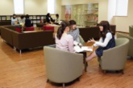 武庫川大学 教員と学生、学生同士のコミュニケーションを図るためのコミュニケーションラウンジやスペースを設けています